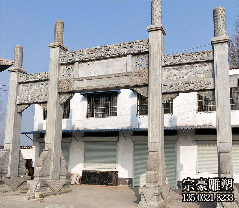 園林景區(qū)門口擺放簡易三門石牌坊石雕